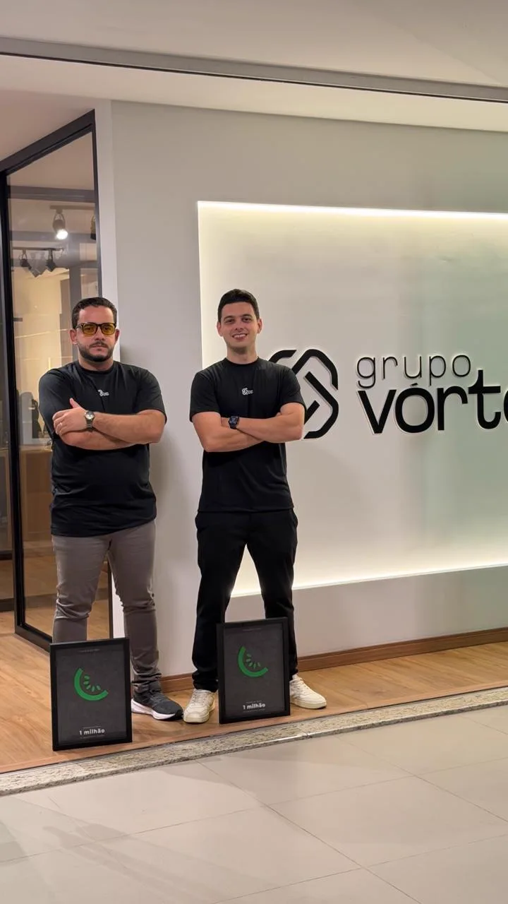 Matheus e Gustavo na frente do Grupo Vórtex, com as placas de 1 milhão